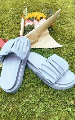 PrettyLittleThing Wide Fit Sandals*Wide Fit PU Round Toe Ruched Strap Flat Sandals