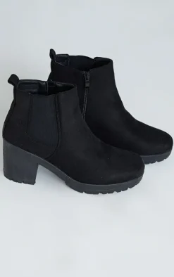 PrettyLittleThing Block Heels*Faux Suede Round Toe Block Heel Chelsea Boots