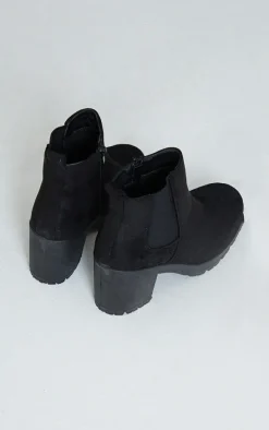 PrettyLittleThing Block Heels*Faux Suede Round Toe Block Heel Chelsea Boots