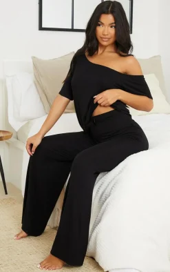 PrettyLittleThing Christmas Shop*Off The Shoulder Top & Bottoms PJ Set