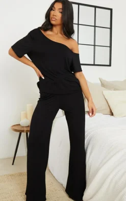 PrettyLittleThing Christmas Shop*Off The Shoulder Top & Bottoms PJ Set