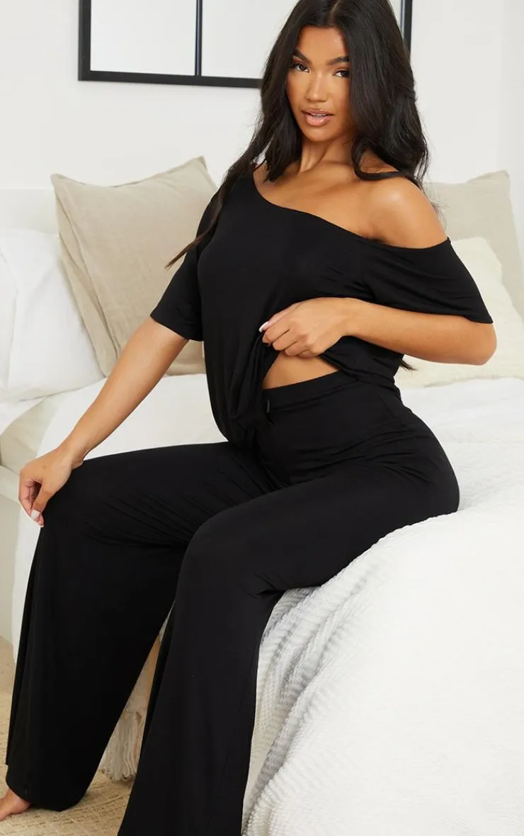 PrettyLittleThing Christmas Shop*Off The Shoulder Top & Bottoms PJ Set
