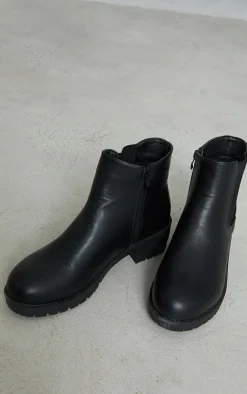 PrettyLittleThing Black Boots*PU Round Toe Basic Chelsea Boots