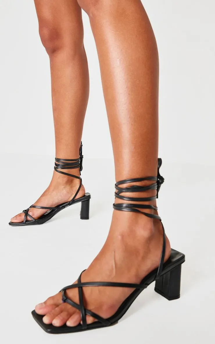 PrettyLittleThing Wide Fit Sandals*Wide Fit Block Heel Square Toe Ankle Tie Strappy Sandals