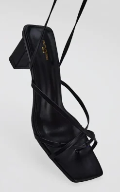 PrettyLittleThing Wide Fit Sandals*Wide Fit Block Heel Square Toe Ankle Tie Strappy Sandals