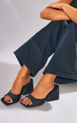 PrettyLittleThing Wide Fit Sandals*Wide Fit Square Toe Satin Block Heeled Mules