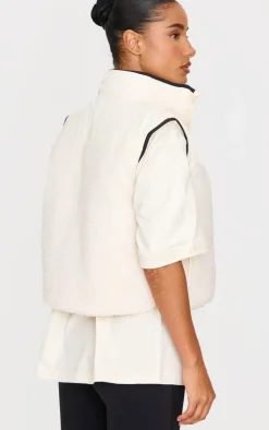 PrettyLittleThing Athletic Jackets*Contrast Borg Crop Puffer Vest