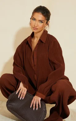 Online PrettyLittleThing Plisse Button Front Oversized Shirt Chocolate Brown