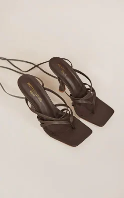 PrettyLittleThing Wide Fit Sandals*Wide Fit PU Square Toe Thong Cross Over Strappy Lace Up Mid Heeled Sandals