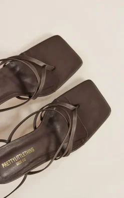 PrettyLittleThing Wide Fit Sandals*Wide Fit PU Square Toe Thong Cross Over Strappy Lace Up Mid Heeled Sandals