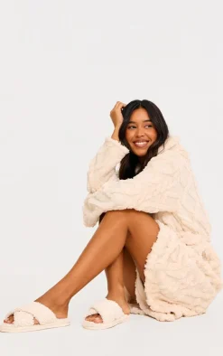 PrettyLittleThing Christmas Gifts*Borg Cross Over Slippers