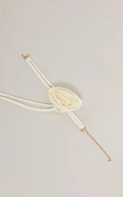 PrettyLittleThing Necklaces*Flower Tie Neck Corsage