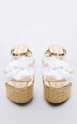 PrettyLittleThing Espadrilles*PU White Flower Metallic Strap Espadrille High Heeled Wedges