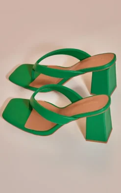 PrettyLittleThing Wide Fit Heels*Wide Fit Pu Thong Square Toe Block Heeled Mules