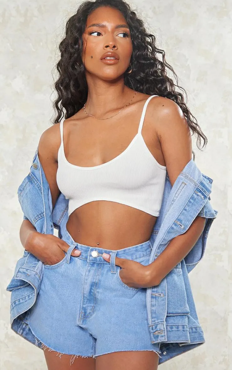 PrettyLittleThing Christmas Shop*Wash Denim Raw Hem Hot Pants