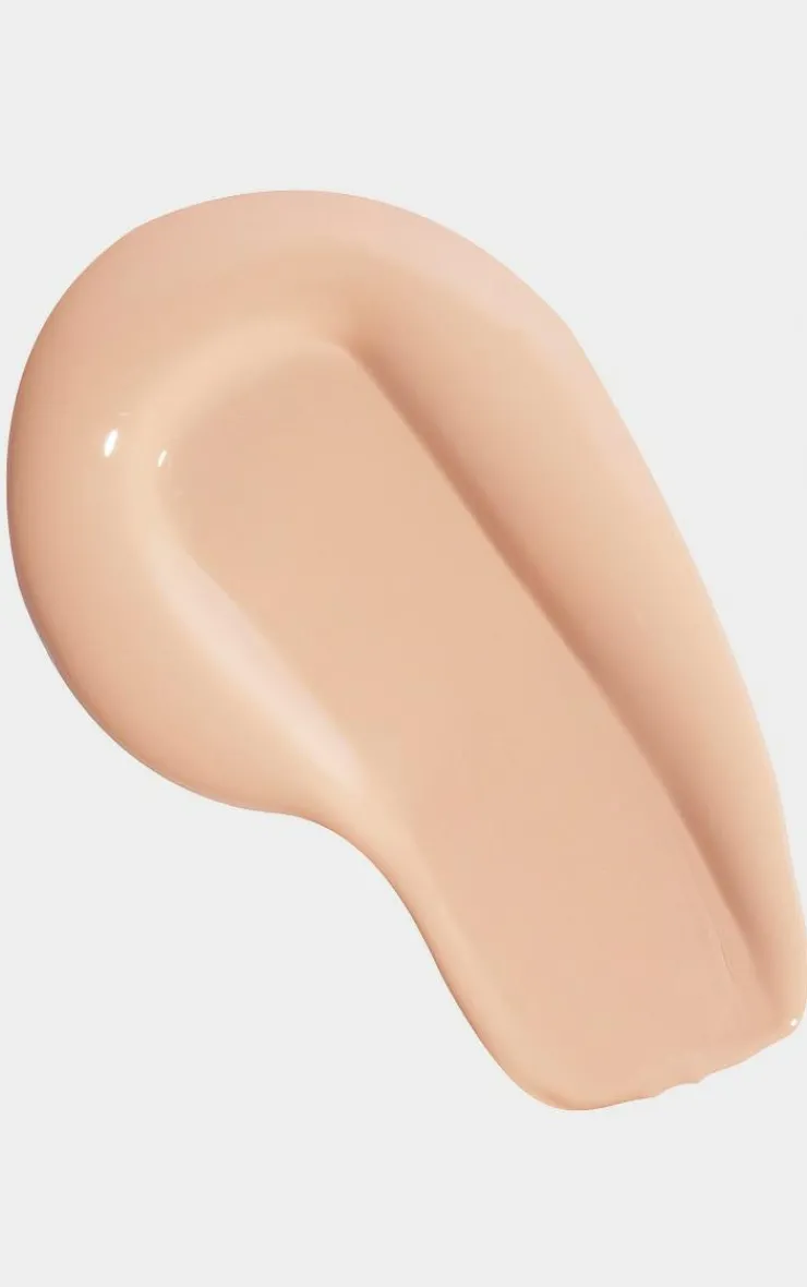 PrettyLittleThing Foundation*Makeup Revolution Skin Silk Serum Foundation