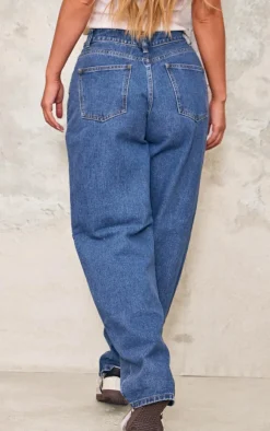 PrettyLittleThing Christmas Shop*Dipped Back Waistband Boyfriend Jeans