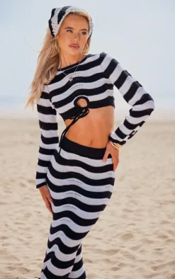 Hot PrettyLittleThing Wave Knit Long Sleeve Crop Top Monochrome