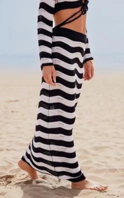 PrettyLittleThing Wave Knit Low Rise Maxi Skirt Monochrome
