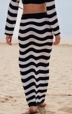PrettyLittleThing Wave Knit Low Rise Maxi Skirt Monochrome