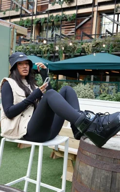PrettyLittleThing Black Boots*MOON BOOT Low Glance