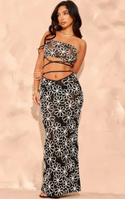 Online PrettyLittleThing Petite Embroidered Flower Bandeau Top Black