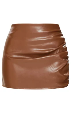 Sale PrettyLittleThing Petite Ruched Faux Leather Mini Skirt Chocolate