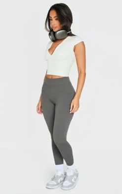 PrettyLittleThing Snatched*Petite Snatched Sculpt V Neck Crop Top