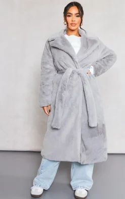 PrettyLittleThing Faux Fur Coats*Petite Belted Faux Fur Coat