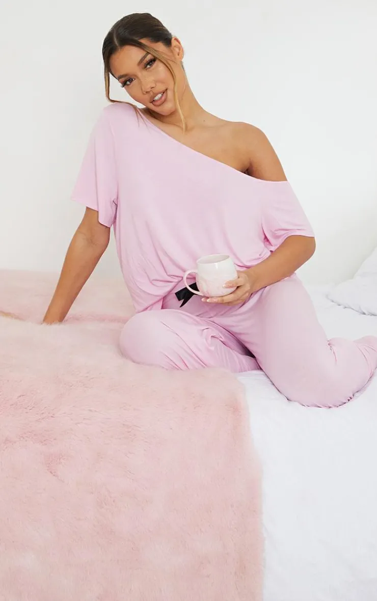PrettyLittleThing Christmas Shop*Off The Shoulder Top & Bottoms PJ Set