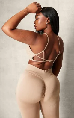PrettyLittleThing Sports Bras*PLT SPORT Plus Seamless Halterneck Open Back Sports Bra