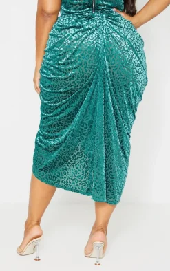 Hot PrettyLittleThing Plus Leopard Velvet Ruched Side Midi Skirt Emerald Green