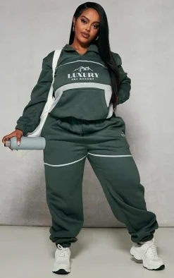 PrettyLittleThing Graphic Sweatsuits*Plus Luxury Ski Resort Graphic Sweatshirt