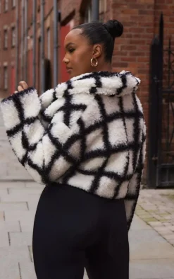 PrettyLittleThing Winter Coats & Jackets*Plus Check Borg Cropped Coat