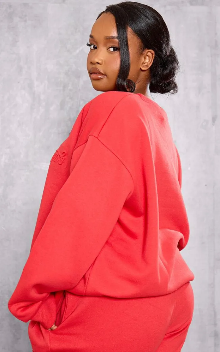 Hot PrettyLittleThing Plus Embossed Graphic Oversized Sweatshirt Red