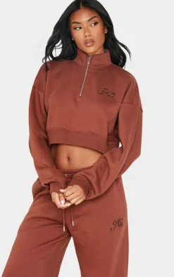 Online PrettyLittleThing Chocolate Tonal Embroidered Cropped Half Zip Sweatshirt Chocolate.