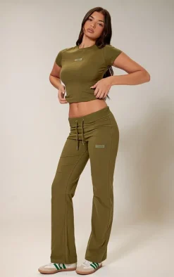 Online PrettyLittleThing Badge Longline Fitted T Shirt Olive