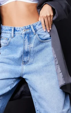 PRETTYLITTLETHING Petite L28 Light Wash Boyfriend Jeans