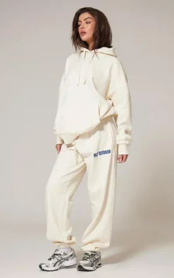 PrettyLittleThing Cream Sweatsuits*Premium Studio Print Cuffed Sweatpants