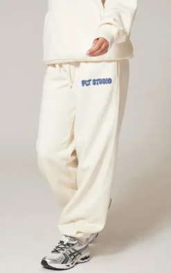 PrettyLittleThing Cream Sweatsuits*Premium Studio Print Cuffed Sweatpants