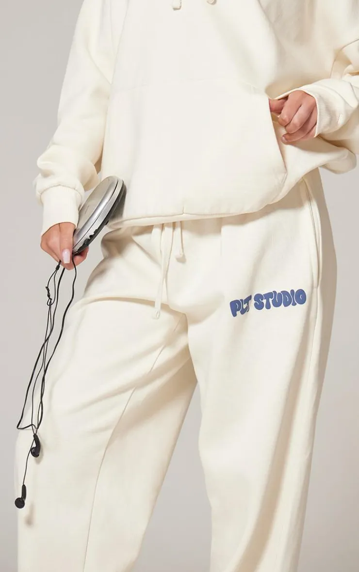 PrettyLittleThing Cream Sweatsuits*Premium Studio Print Cuffed Sweatpants