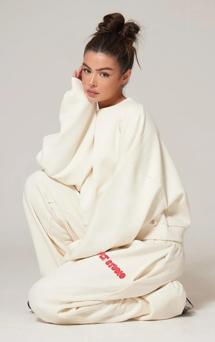 PrettyLittleThing Cream Sweatsuits*Premium Studio Print Boxy Sweatshirt