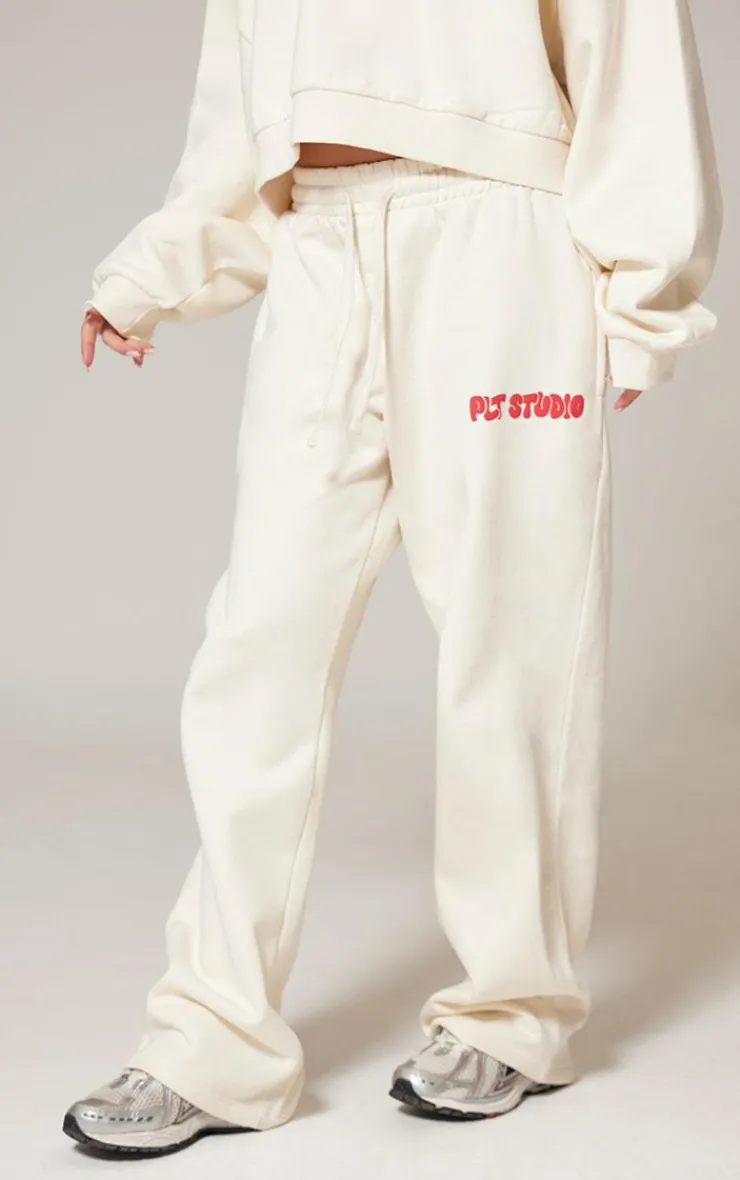 PrettyLittleThing Cream Sweatsuits*Premium Studio Print Straight Leg Sweatpants