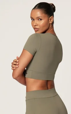 PrettyLittleThing Workout Tops*Sport Metal Badge Sculpt Short Sleeve Top