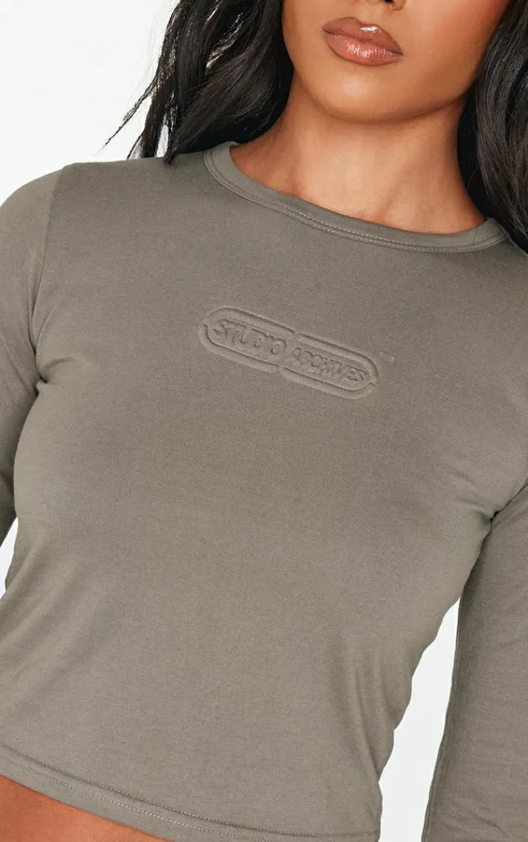 Discount PrettyLittleThing Embossed Studio Archives Long Sleeve Baby T Shirt Sage Khaki