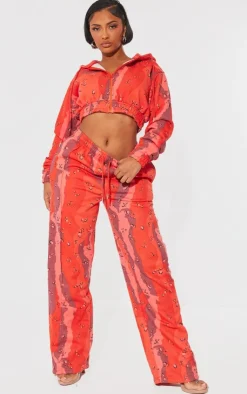 New PrettyLittleThing Shape Cropped Camo Hoodie Bright Red