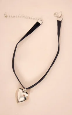 PrettyLittleThing Necklaces*Puff Heart Velvet Choker