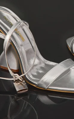 PrettyLittleThing Wide Fit Sandals*Wide Fit Metallic Pu Square Toe Padlock Detail Twist Heeled Sandals