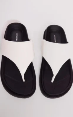 PrettyLittleThing Flat Sandals*PU Round Toe Thong Footbed Flat Sandals