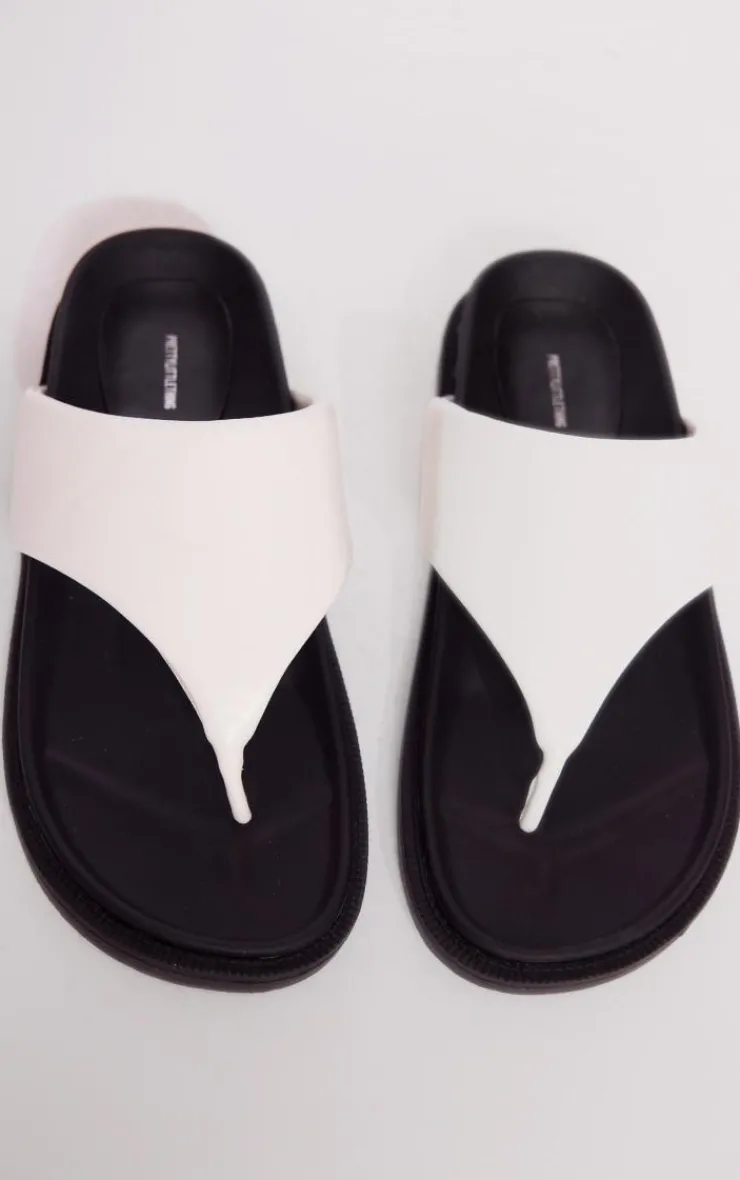 PrettyLittleThing Flat Sandals*PU Round Toe Thong Footbed Flat Sandals